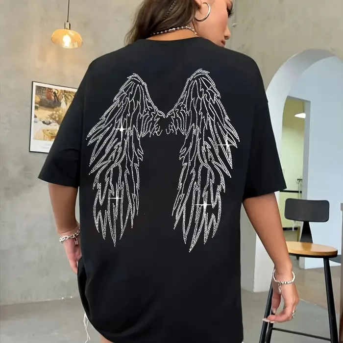 T-shirt noir avec ailes d'ange et motif « love »