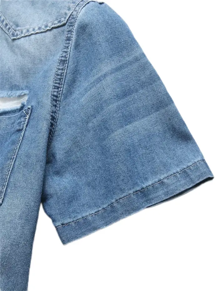 Chemise d'été en jean bleu à manches courtes pour hommes avec détails déchirés. Les éléments de conception