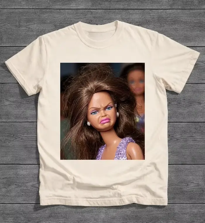 T-shirt graphique rétro amusant avec motif de poupée