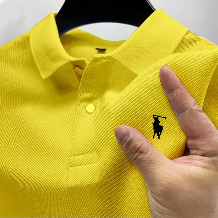 Polo homme avec plusieurs options de couleurs. T-shirt à manches courtes avec col imprimé petit cheval. Haut de golf respirant pour tenue décontractée professionnelle