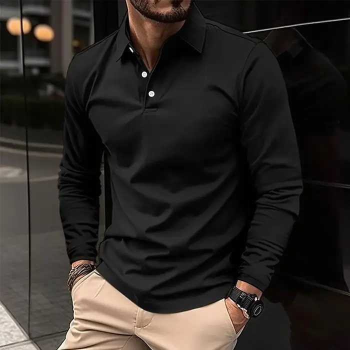Cette chemise pour homme de haute qualité présente un tissu uni décontracté et convient à la fois aux occasions professionnelles et au golf.
