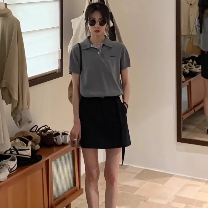 T-shirt gris à col polo tricoté à manches courtes pour femme