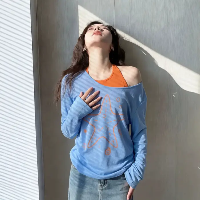 T-shirt bleu à épaules asymétriques et manches longues pour femme