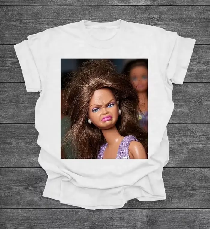 T-shirt graphique rétro amusant avec motif de poupée