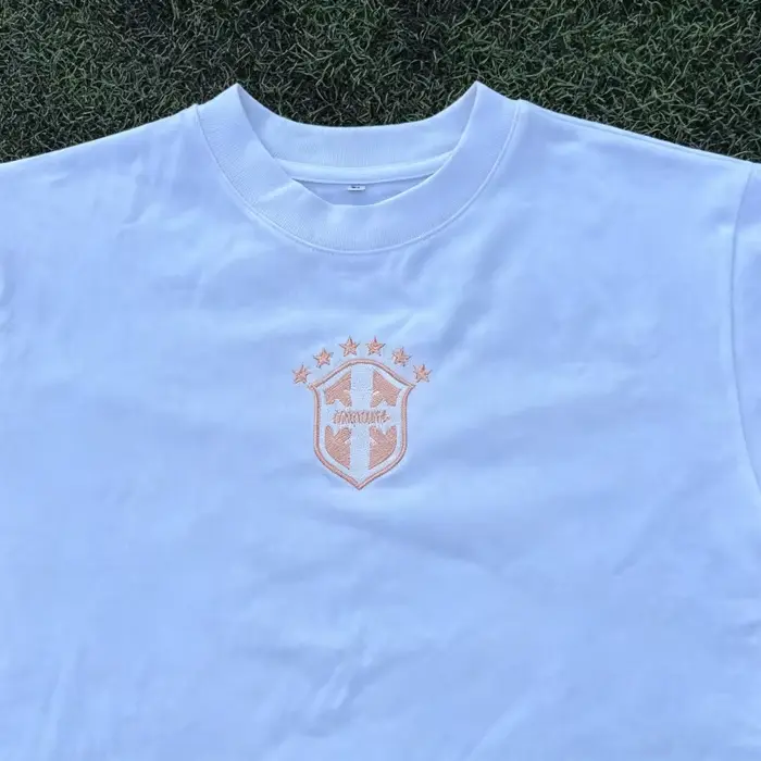 T-shirt blanc avec emblème étoile brodé