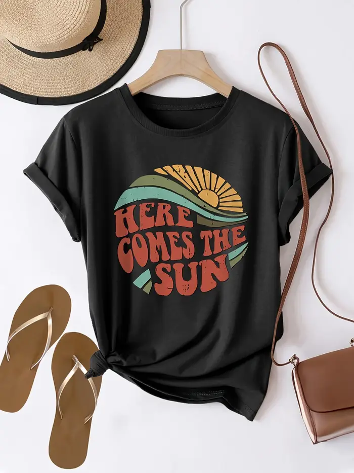 T-shirt imprimé graphique HERE COMES THE SUN pour femme – Haut décontracté à manches courtes et col rond avec un design vibrant Sunrise