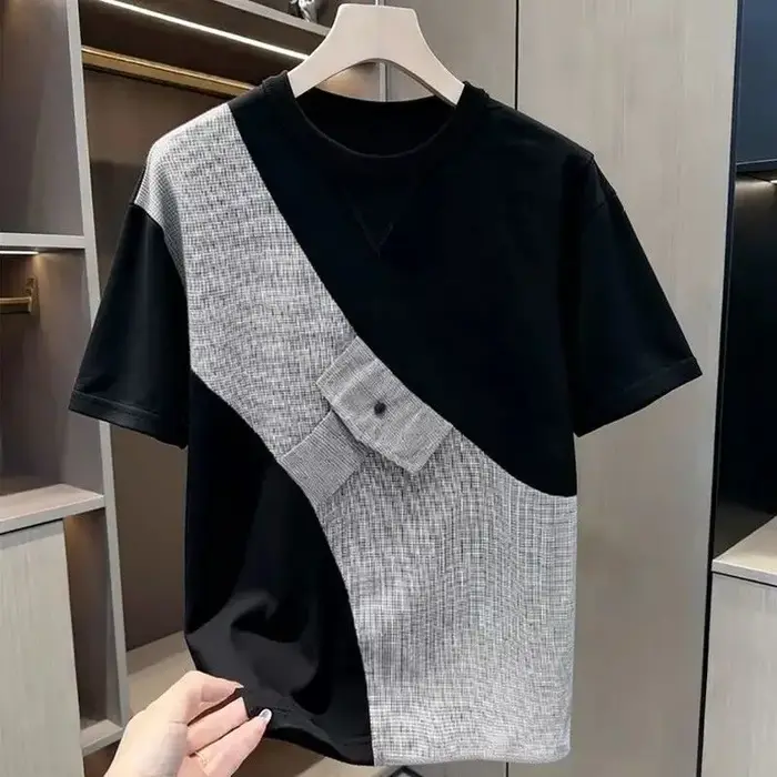 T-shirt noir à col rond et manches courtes contrastant