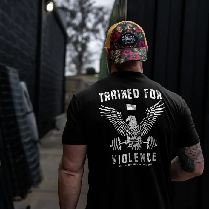 T-shirt pour homme « Entraîné à la violence »