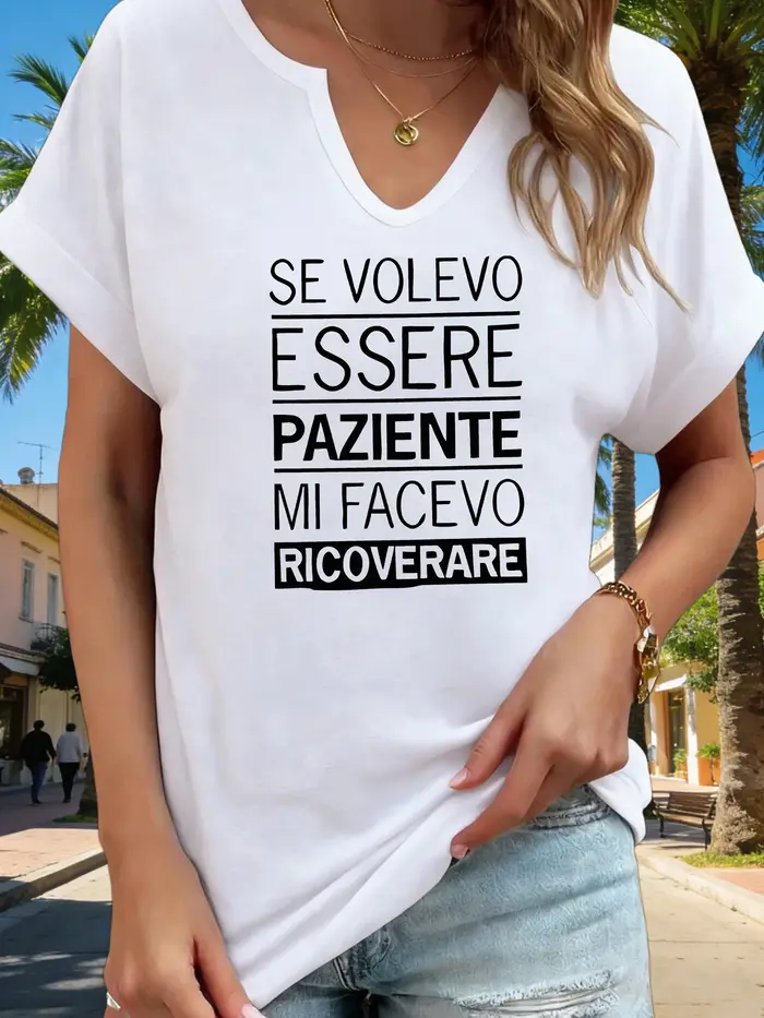 T-shirt graphique à col en V pour femme avec slogan italien « Se Volevo Essere Paziente »