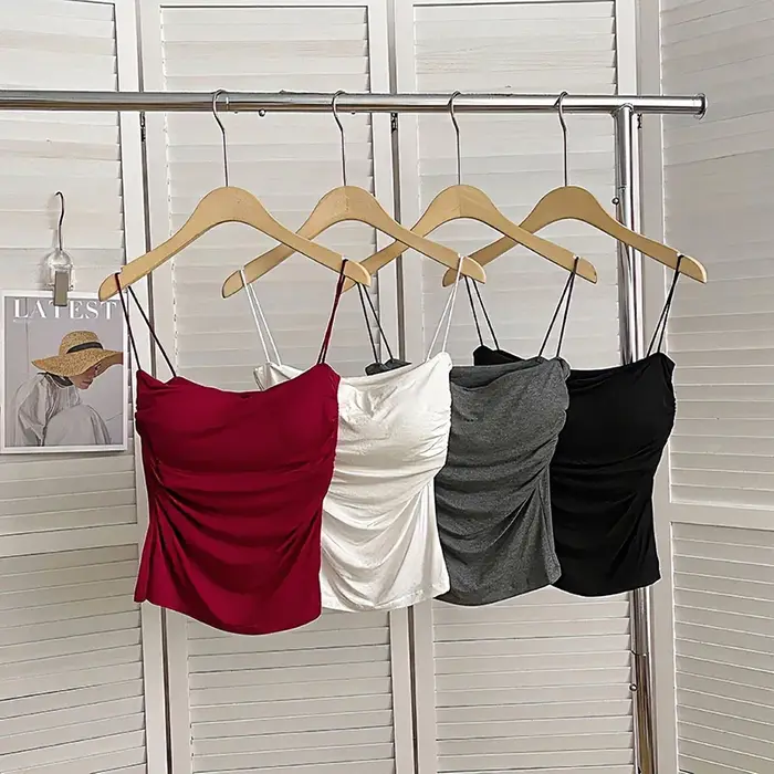 Haut court noir moulant à bretelles spaghetti pour femmes