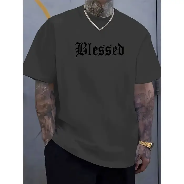 T-shirt minimaliste avec imprimé audacieux sur la poitrine