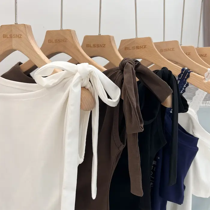 Nouveau T-shirt blanc à manches courtes pour femme, été 2026, avec détail nœud sexy, hauts décontractés et polyvalents pour femme, style coréen, couleur unie