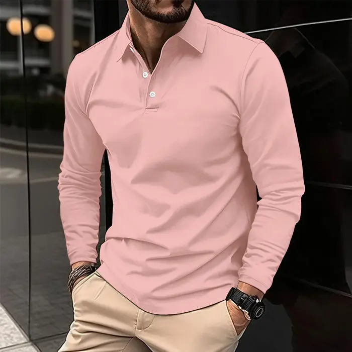 Cette chemise pour homme de haute qualité présente un tissu uni décontracté et convient à la fois aux occasions professionnelles et au golf.