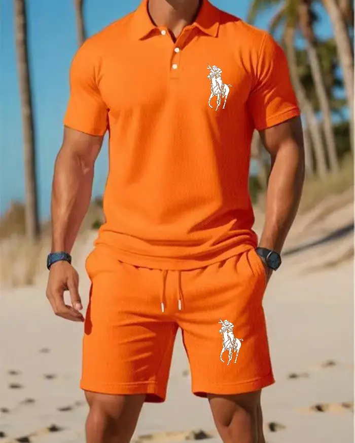 Polo de sport tendance pour homme, associé à un short, imprimé sur la poitrine et tissu respirant, idéal pour les voyages et la maison